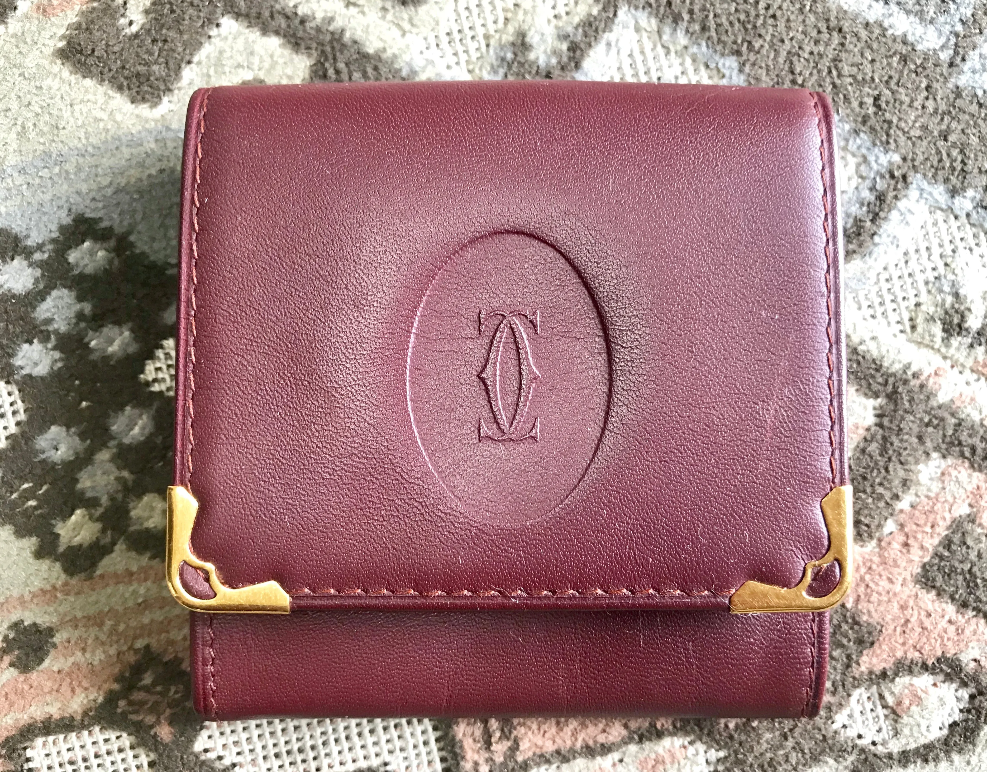 Vintage Cartier genuine wine leather square coin case with gold tone frames. must de Cartier. Unisex use. 060905r5