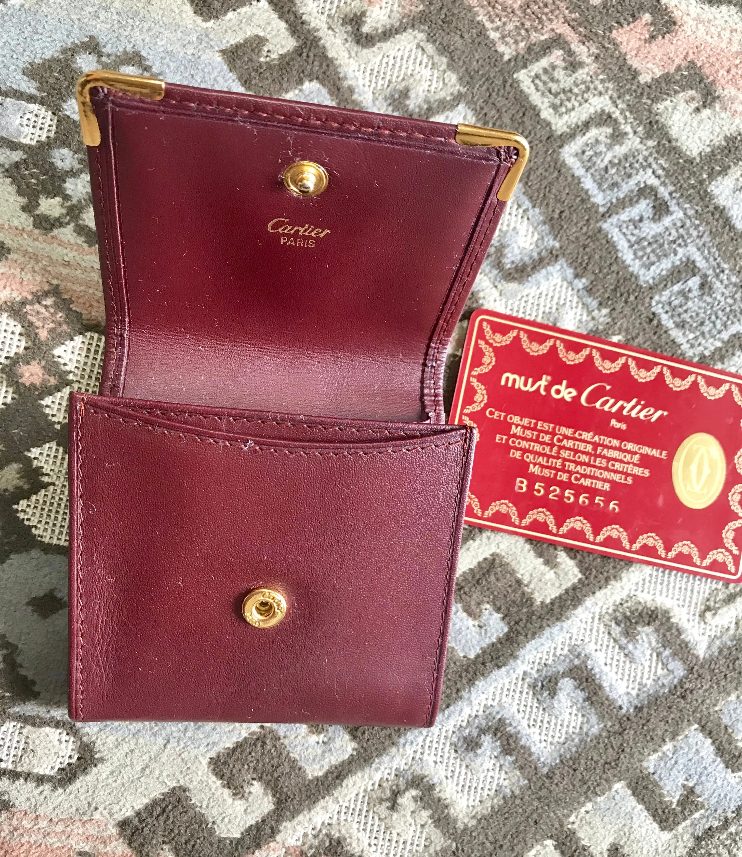 Vintage Cartier genuine wine leather square coin case with gold tone frames. must de Cartier. Unisex use. 060905r5