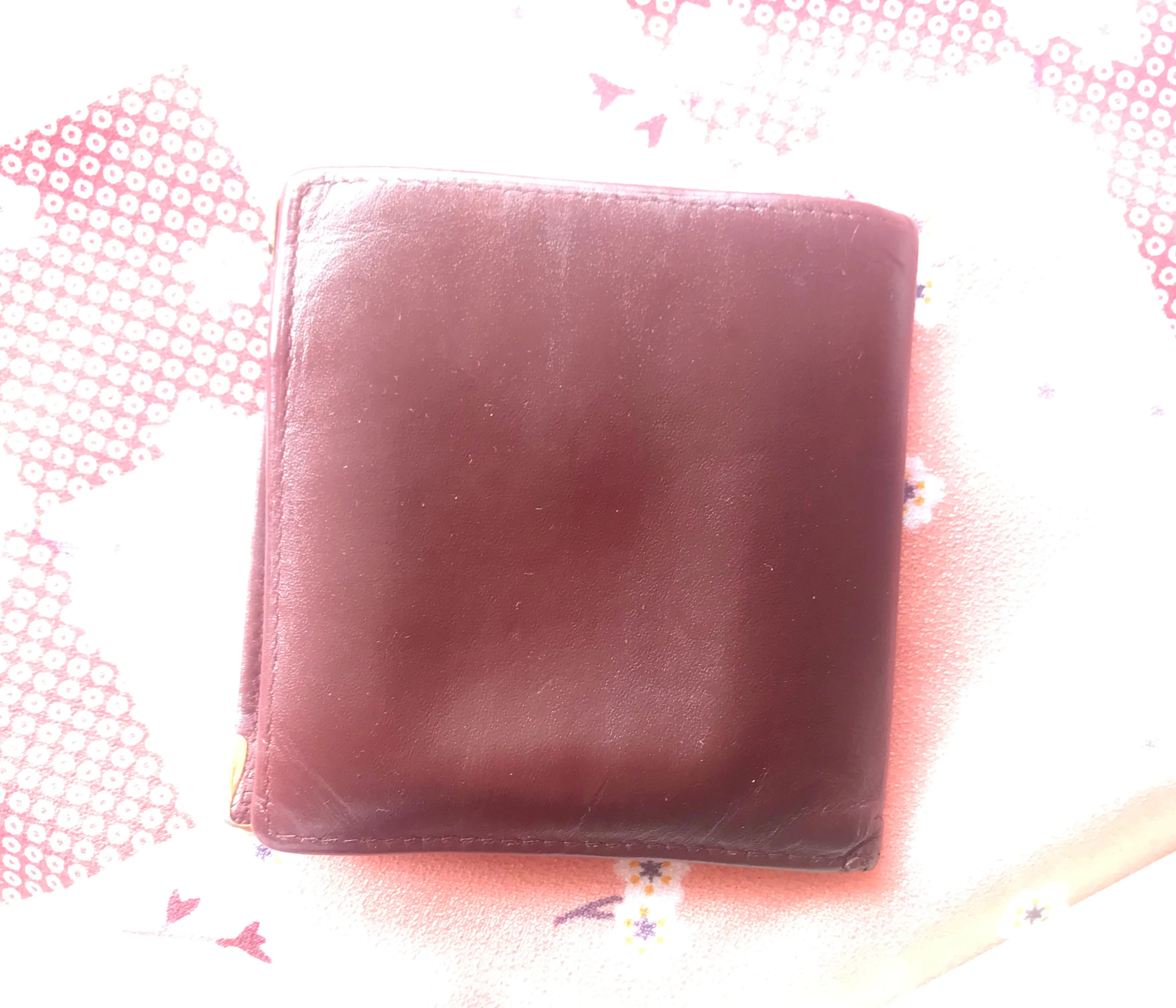 Vintage Cartier, must de Cartier wine leather square wallet with gold tone frames. Unisex use.
