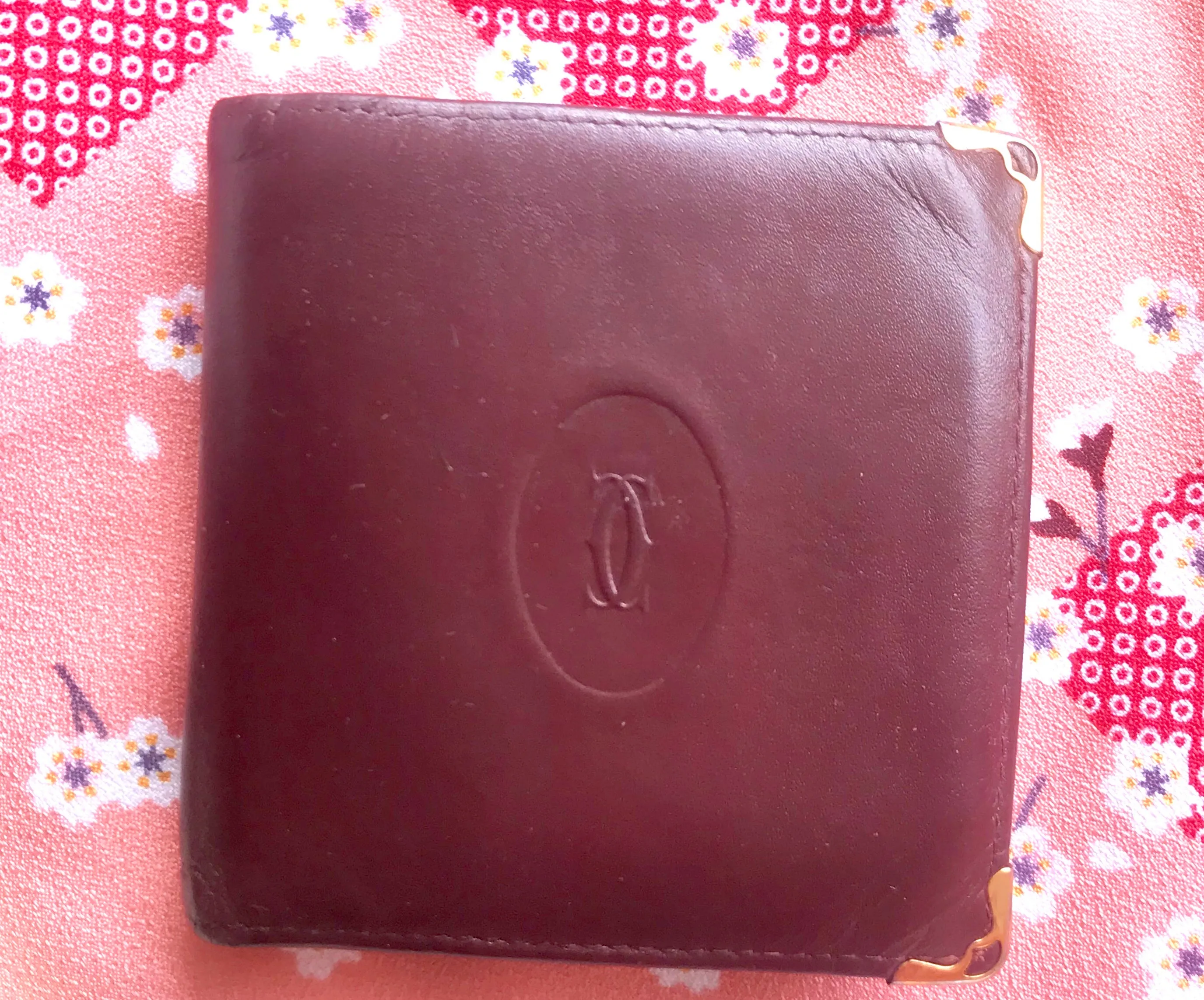 Vintage Cartier, must de Cartier wine leather square wallet with gold tone frames. Unisex use.